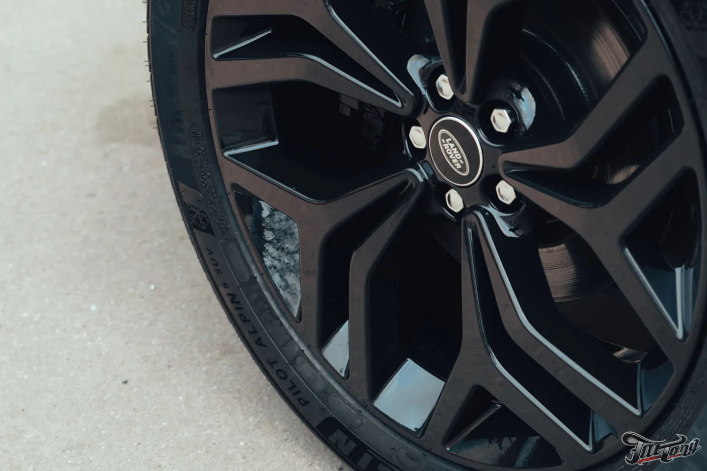 Окрас дисков, суппортов и насадок выхлопа на Range Rover Velar